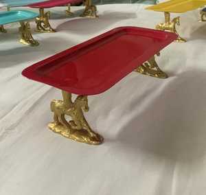 Plateau décoratif en émail avec pattes de cheval dorées pour service de luxe et présentation festive parfait pour les mariages, les fêtes à la maison et les cadeaux. - Product Image 2