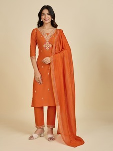 Ensemble de vêtements ethniques trois pièces pour femmes de créateur élégant Kurti Pant Dupatta pour la fête avec broderie fine et travail de paillettes - Product Image 2