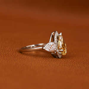 Bague de fiançailles Halo à trois pierres en or massif 18KT Trendy Yellow Pear Cut Lab Created Diamond IGI Certified Anniversary Gift Ring - Product Image 6