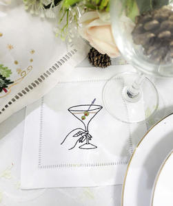 Serviettes de cocktail brodées personnalisées en gros, serviettes de cocktail en coton blanc avec ourlet festonné, sous-verres pour les événements à domicile, les bars - Product Image 1
