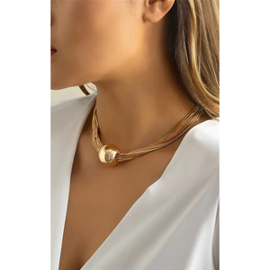 Elegante y Moderno Collar con Colgante de Bola Dorada, Diseño Geométrico, Perla de Agua Dulce y Aleación con Baño de Oro - Product Image 2