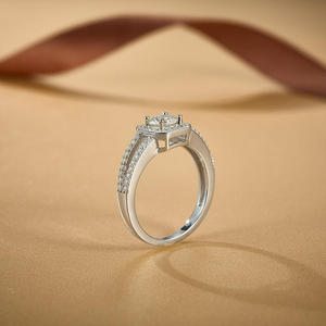 Anillo de Compromiso de Plata de Ley 925 con Diseño de Halo y Moissanita VVS de 0.50 Quilates, Corte Brillante Redondo y Cuadrado, con Base Dividida - Product Image 5