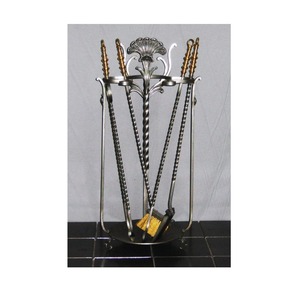 Ensemble d'outils de feu en laiton audacieux avec une finition lisse et une forme équilibrée parfait pour les maisons majestueuses ou les coins de cheminée rustiques - Product Image 2