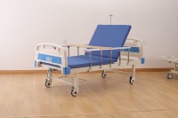 Cama de Hospital Manual de Dos Manivelas con Respaldo Ajustable y Barandillas Laterales de Acero Resistentes para Uso Diario en Salas de Hospitalización