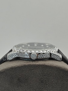 Reloj de diamantes de corte redondo de moissanita VVSCertified unisex hecho a mano para hombres y mujeres que personifican la vanguardia de la moda Hip Hop - Product Image 2