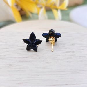 Boucles d'oreilles clous en forme de fleur sculptée en onyx noir, bijoux de luxe modernes, plaqué or 18 carats, prix de gros abordable, petite paire de clous - Product Image 5