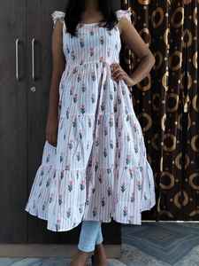 ชุดเดรสผ้าฝ้ายออร์แกนิกพิมพ์ลายด้วยมือสไตล์อินเดีย ยาวคลุมเท้า เป็นมิตรกับสิ่งแวดล้อม ลายดอกไม้สไตล์วินเทจ สำหรับใส่ไปชายหาด - Product Image 4