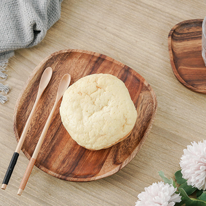 Assiette plate classique en bois massif durable avec couleur naturelle originale, forme irrégulière pour la vaisselle d'hôtel et de restaurant, écologique - Product Image 1