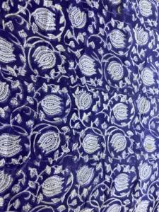 Tela de algodón estampada a mano en azul índigo con motivos florales de enredaderas |   Textiles Tradicionales Indios - Product Image 2