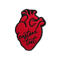 Parches Bordados Personalizados al por Mayor con Texto de Corazón Anatómico Rojo, Insignias Termoadhesivas, Fabricante a Granel