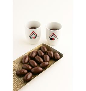 Plateau de service décoratif à chocolat en métal de forme rectangulaire dorée qui ajoute un charme royal à votre propagation festive - Product Image 1