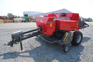 เครื่องอัดฟางอัตโนมัติ Massey Ferguson 1840 สำหรับขาย พร้อมแท่งจับฟาง 4 แท่งบนรีลรับฟาง และความกว้างในการขนส่งรวม 106 นิ้ว - Product Image 6