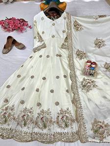 Égayez votre garde-robe avec une robe Anarkali moderne et élégante en soie Chinon, dotée d'un dupatta réversible, idéale pour les mariages et les occasions festives. - Product Image 6