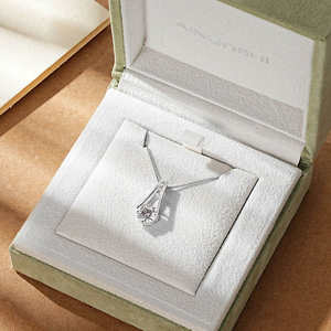 Collar con Colgante de Moissanita Trapecio con Pavé Francés, Plata de Ley, Perla Negra, Original Certificada, 8mm, 2.0 Quilates, Color D, Claridad VVS1 - Product Image 5