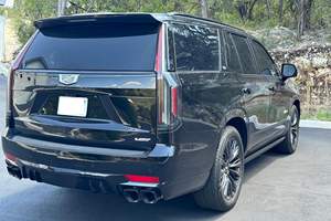 SUPER CLEAN 2023 Escalade V6.2-Liter Turbo Supercharged V8 4WD Paquete Onyx Volante a la Izquierda Compatibilidad con Super Cruise - Product Image 4
