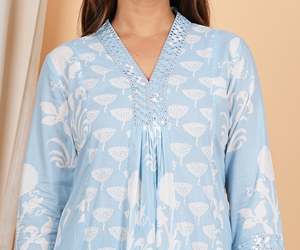 Ensemble Kurta Anarkali en coton Cambric bleu avec imprimé botanique, travail de miroir et col en V, manches 3/4, longueur mollet - Product Image 2