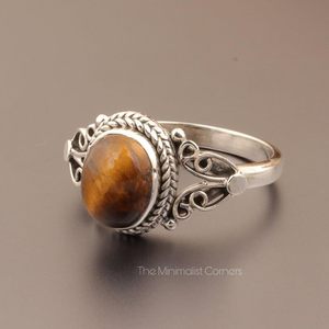 Bague personnalisée en argent 925 avec pierre œil de tigre taille ovale, style bohème gothique, sertissage clos, certifiée par un tiers, plaquée rhodium - Product Image 3