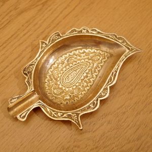 Retro Style Brass <b>Ashtray</b> For Cigars Designed To Complement Wooden Furniture And Vintage Room Decorations - Product Image 3