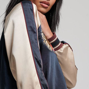 Gran oferta, chaqueta universitaria de satén de alta calidad para mujer, chaquetas Bomber de satén de tela de Color sólido para mujer con colores personalizados - Product Image 3