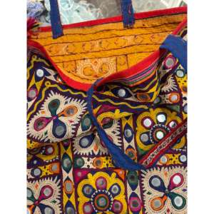 Kutch theli กระเป๋าที่มีกริดกระจกที่ทันสมัยการออกแบบที่มีรูปแบบทางเรขาคณิต - Product Image 3