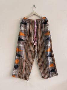 Pantalones Vintage Kantha Hechos a Mano en India, Pantalones Boho Unisex - Product Image 3