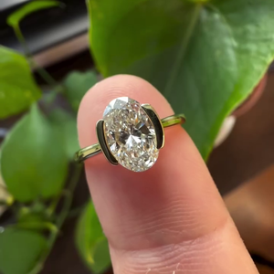 Bague de fiançailles ovale en diamant de laboratoire de 1,50 ct en or jaune, certifiée IGI, couleur D-E-F, clarté VVSVS, sertie clos - Product Image 5