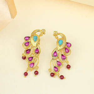 ต่างหูแชนเดอเลียร์โทนสีทองอโนกี มอร์นี กูลาบีพร้อมลวดลายรูปขนนกสีเทอร์ควอยซ์ - Product Image 2