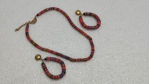 Conjunto de Collar y Aretes de Cuentas de Hueso Multicolores Hechos a Mano - Joyería Étnica Conifer Handmades - Product Image 4