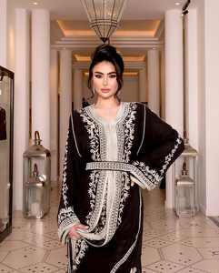 Très beau caftan marocain traditionnel musulman en tissu georgette de soie pour les fêtes - Product Image 5