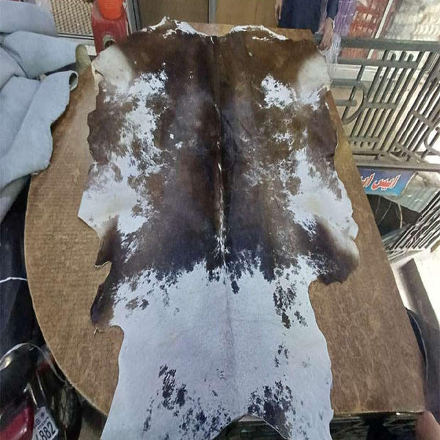 น้ำตาลเข้มและขาว