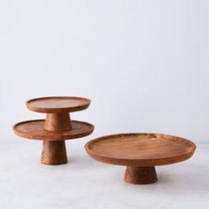 Support à gâteau en bois avec gravures florales artistiques pour les présentations de desserts inspirées de la nature lors des mariages et des fêtes en plein air - Product Image 1