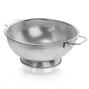 Passoire en acier inoxydable avec poignées ergonomiques pour réduire la fatigue lors du levage et de l'égouttage des pâtes chaudes, des légumes et des tâches de cuisine. - Product Image 3