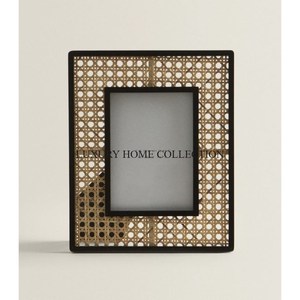 Cadre photo en bois intemporel avec un design élégant et une construction robuste parfait pour encadrer des portraits, des photos de famille ou des moments spéciaux - Product Image 2