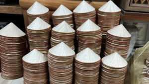 Mini Non La du Vietnam, chapeau conique artisanal pour cadeau culturel et décoration - Product Image 4