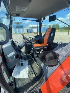 Tractor Kubota M6 2022: Tractor utilitario de alta potencia con cabina de lujo, hidráulica avanzada y aplicaciones agrícolas versátiles - Product Image 5