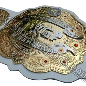 Set de Guantes de Boxeo y Bolsa, Cinturón de Campeonato de Lucha Libre Intercontinental de Peso Pesado IWGP, Talla Adulto - Product Image 1