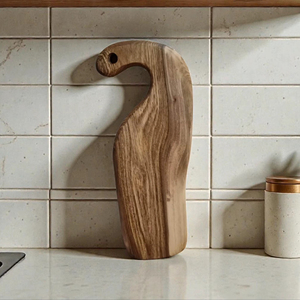 Planche à découper en bois massif faite à la main, en bois dur naturel, avec un design unique de poignée incurvée pour le service et la préparation - Product Image 1