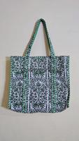 Sac fourre-tout en coton matelassé à motifs floraux pour femmes, accessoire de mode d'été avec une belle fleur imprimée, cadeau d'été pour elle