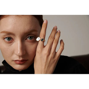 Anillo de Moda con Baño de Oro y Diseño Geométrico Moderno con Engaste de Bisel para Fiestas, Chapado en Oro de 18K - Product Image 4
