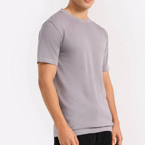 Camiseta de Algodón Grueso Personalizable para Hombre, Verano 2025, Impresión de Logotipo Personalizado, Alta Calidad, Venta al Por Mayor - Product Image 3