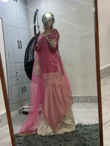 Salwar Kameez traditionnel en soie, entièrement brodé, prêt-à-porter, style culturel punjabi, couleurs magnifiques, idéal pour les mariages et les fêtes. - Product Image 4