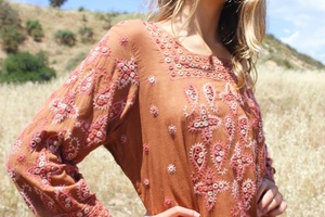 เสื้อยืดพิมพ์ลายสไตล์อินเดียพร้อมกระจกและลายปักลวดลายสวยงาม1970S ฉูดฉาดมีขนาดเดียวเหมาะกับคนส่วนใหญ่ - Product Image 4