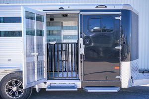Remolque de aluminio para ganado con puerta lateral y ventanas de ventilación para uso en exteriores, para vacas, ovejas, cerdos, suministro directo de fábrica. - Product Image 5