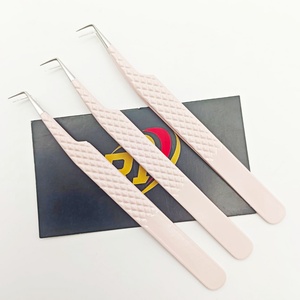 Pince à épiler professionnelle en acier inoxydable à 90 degrés de couleur rose avec logo personnalisé, prise parfaite pour les artistes de cils - Product Image 2