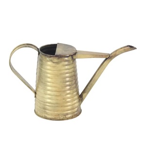 Regadera Antigua de Latón Acanalado con Asa Lateral Curva y Boquilla de Vertido en Ángulo para un Uso Suave de las Plantas - Product Image 1