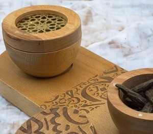Ensemble de brûleur à encens Bakhoor en bois artisanal exquis avec un design en treillis complexe et un plateau pour l'utilisation du Ramadan - Product Image 6