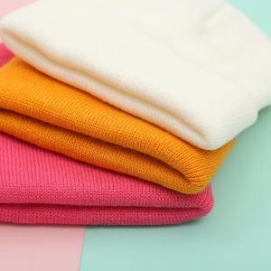 Bonnets d'hiver brodés avec logo personnalisé pour hommes, femmes et enfants, couleur pastel avec tissu commun, article en stock à motif de lettres - Product Image 2