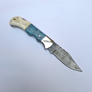 Damasco personalizado hecho a mano multifuncional supervivencia al aire libre cuchillo plegable hueso y mango de resina cuchillo de bolsillo con Funda de cuero - Product Image 1