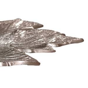 Plato de aluminio hecho a mano para servir, bandeja decorativa en forma de hoja de tono plateado, elegante pieza de acento para el hogar, Metal adornado reutilizable - Product Image 3