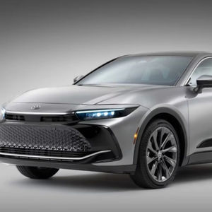 ENVÍO RÁPIDO PARA VEHÍCULOS RHD-LDH USADOS 2023 Crown Platinum Híbridos Seminuevos con Bajo Kilometraje - Product Image 1